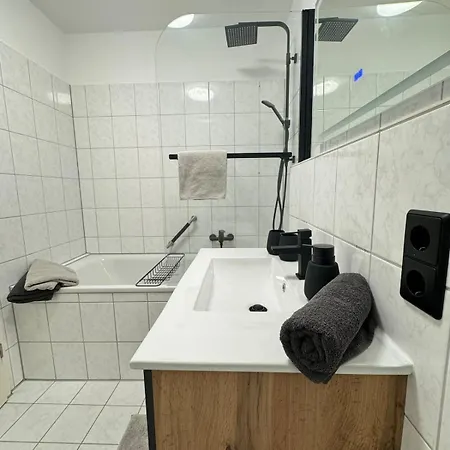 2 - Schweizer Grenze, Balkon, Parkplatz *